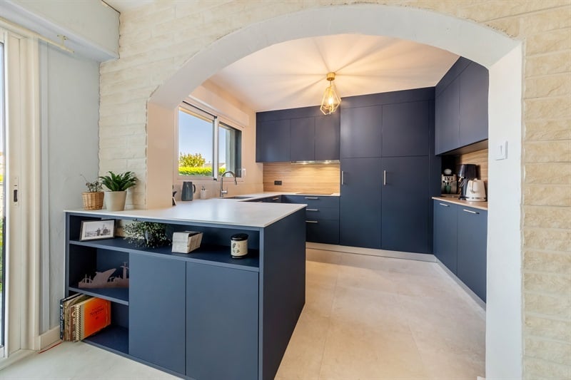 Cuisine ouverte de style moderne bois et bleu à Indre | Raison Home - 2
