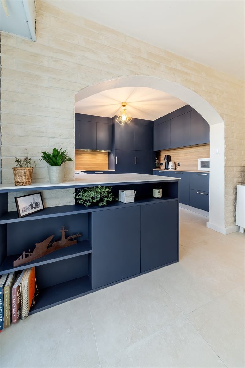 Cuisine ouverte de style moderne bois et bleu à Indre | Raison Home - 3