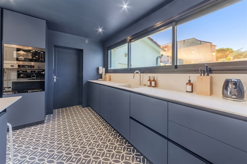 Magnifique cuisine moderne bleu à Reze | Raison Home - 6