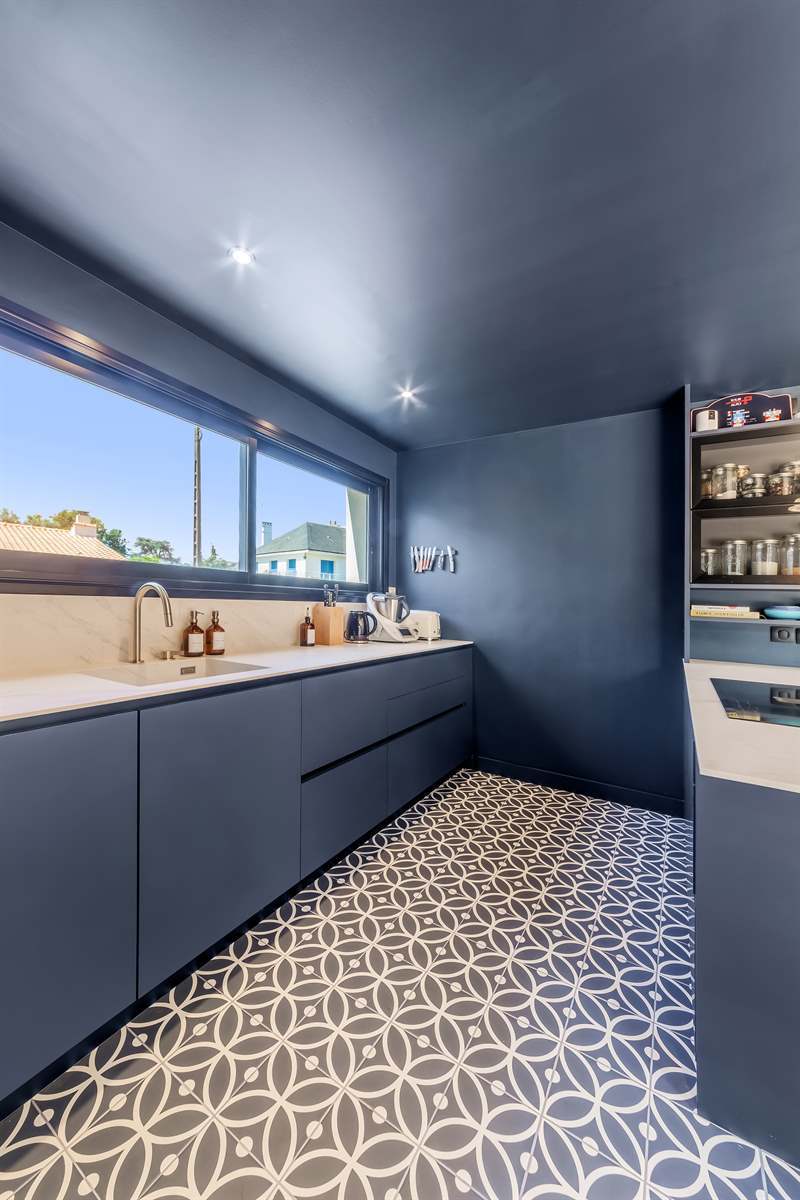 Magnifique cuisine moderne bleu à Reze | Raison Home - 7
