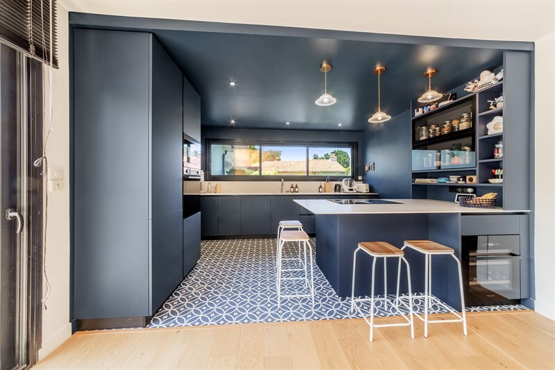 Magnifique cuisine moderne bleu à Reze | Raison Home - 9