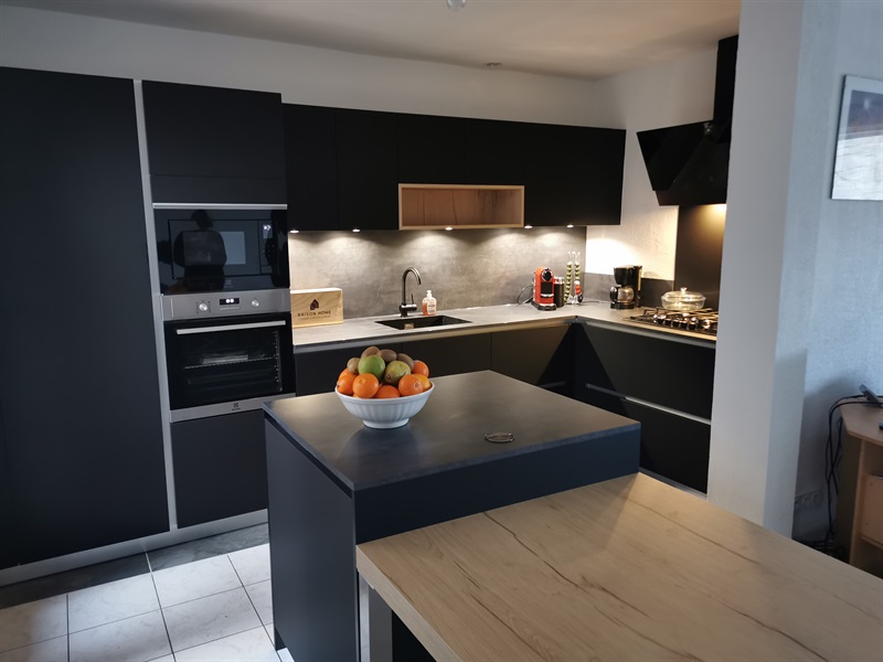 Cuisine noire avec plan compact à Lescure | Raison Home - 1