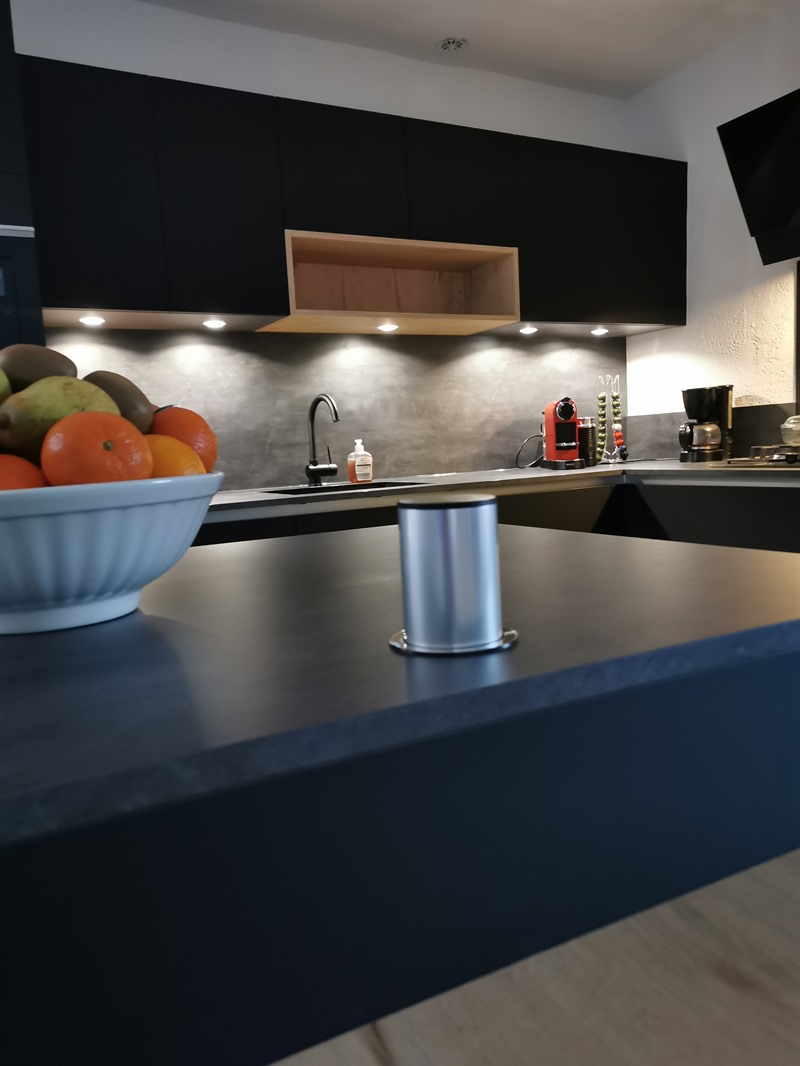 Cuisine noire avec plan compact à Lescure | Raison Home - 2