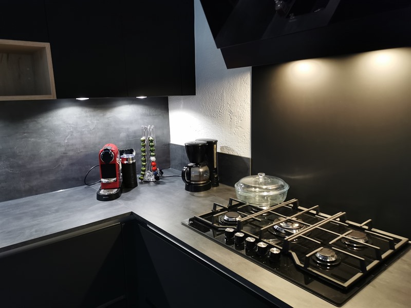 Cuisine noire avec plan compact à Lescure | Raison Home - 3