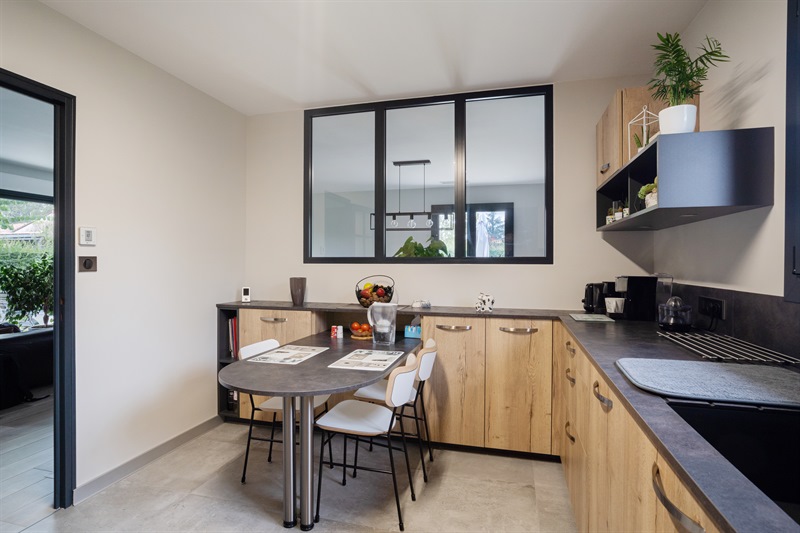 Cuisine fermée de style contemporain bois à Villenave d'Ornon | Raison Home - 2