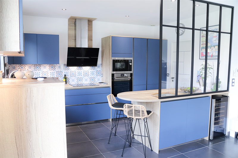 Cuisine ouverte de style nature bleu à Biganos | Raison Home - 5