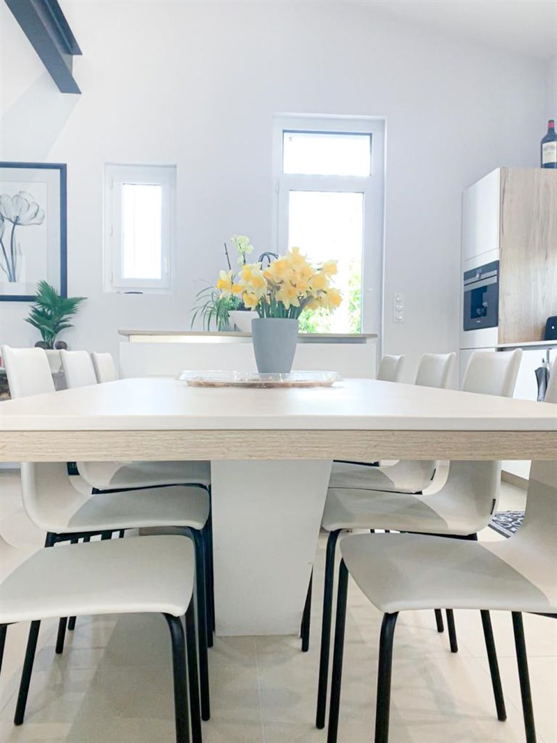 Grande cuisine ouverte bois, blanc et beige | Raison Home - 8