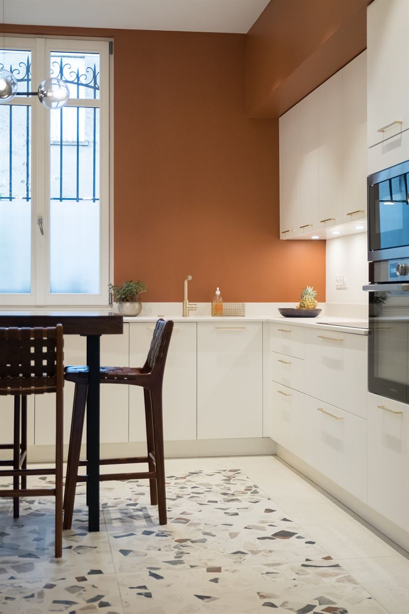 Cuisine ouverte de style moderne céramique et blanc 6