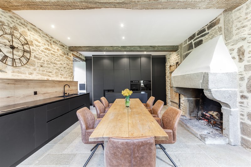 Cuisine noire moderne dans un intérieur pierre à Le Hingle | Raison Home - 1