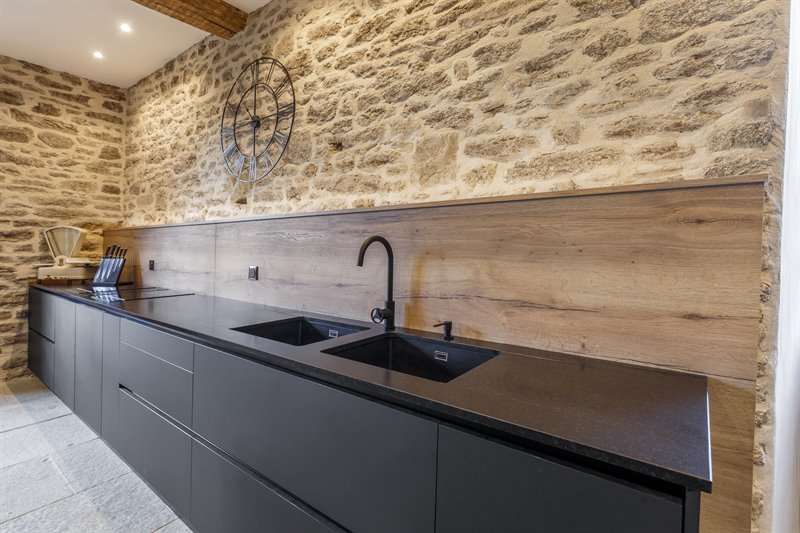 Cuisine noire moderne dans un intérieur pierre à Le Hingle | Raison Home - 3