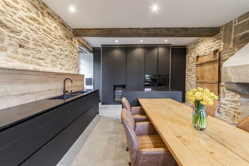 Cuisine noire moderne dans un intérieur pierre à Le Hingle | Raison Home - 4