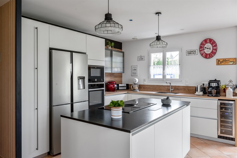 Cuisine de style moderne bois, blanc, noir à Sainte-Maure de Touraine | Raison Home - 2