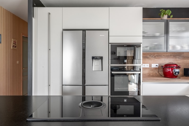 Cuisine de style moderne bois, blanc, noir à Sainte-Maure de Touraine | Raison Home - 3