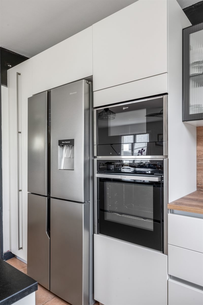 Cuisine de style moderne bois, blanc, noir à Sainte-Maure de Touraine | Raison Home - 5