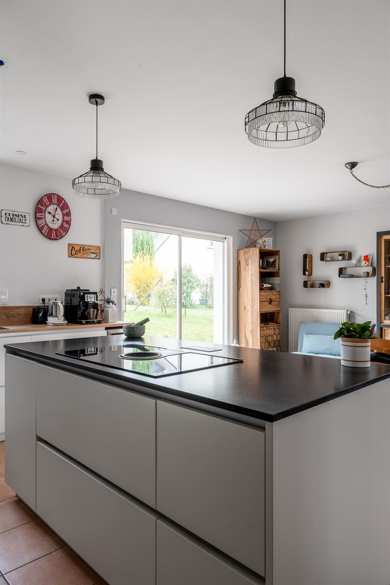 Cuisine de style moderne bois, blanc, noir à Sainte-Maure de Touraine | Raison Home - 7