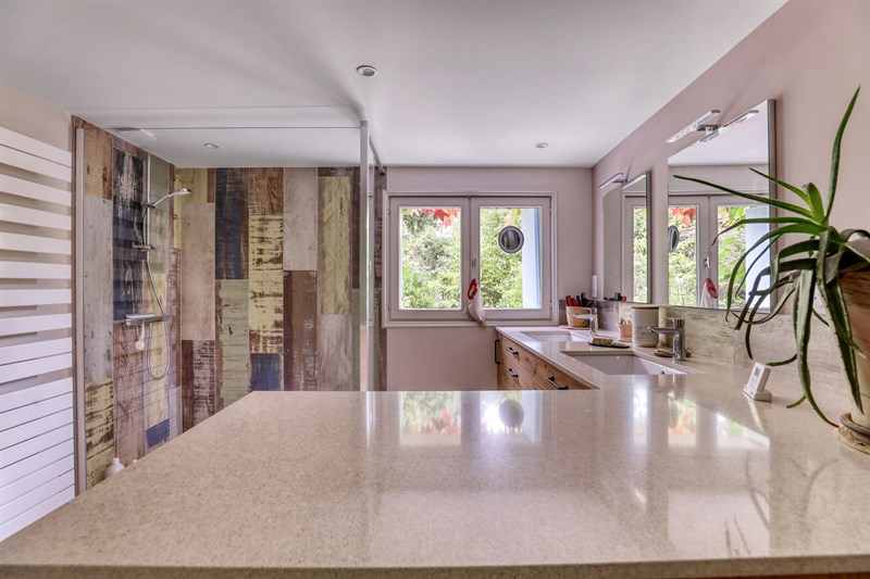 Salle de bain moderne bois et beige à Sache 1