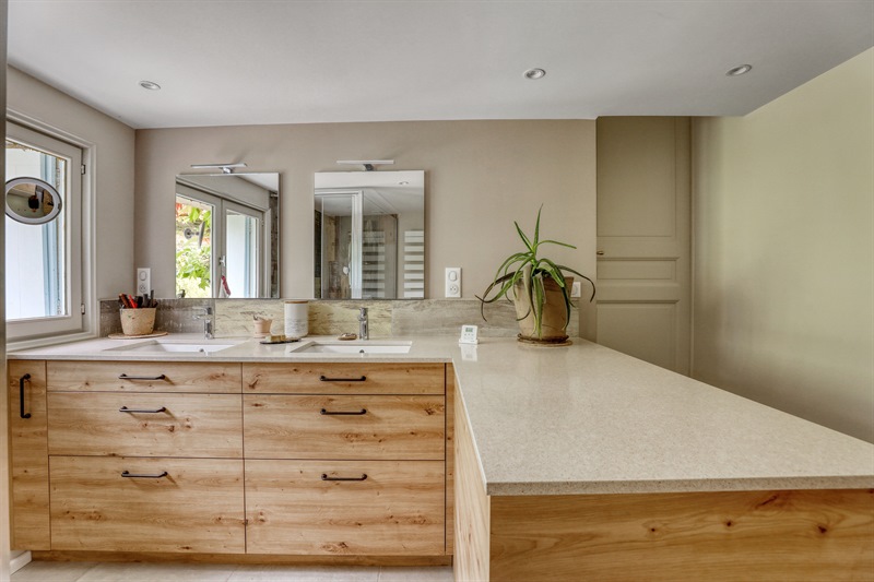 Salle de bain moderne bois et beige à Sache 2