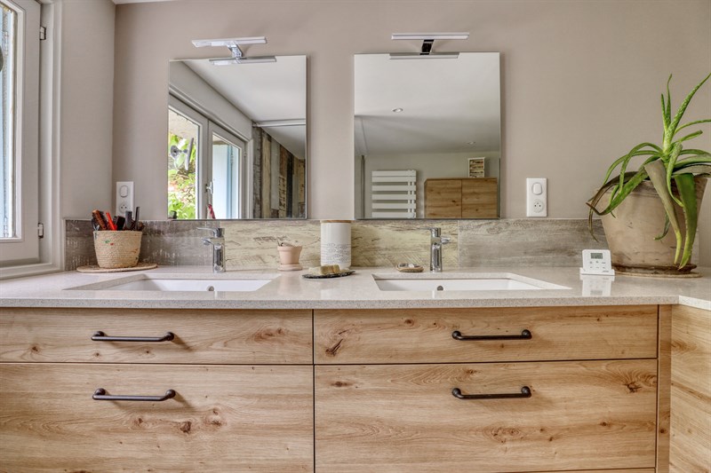 Salle de bain moderne bois et beige à Sache 4