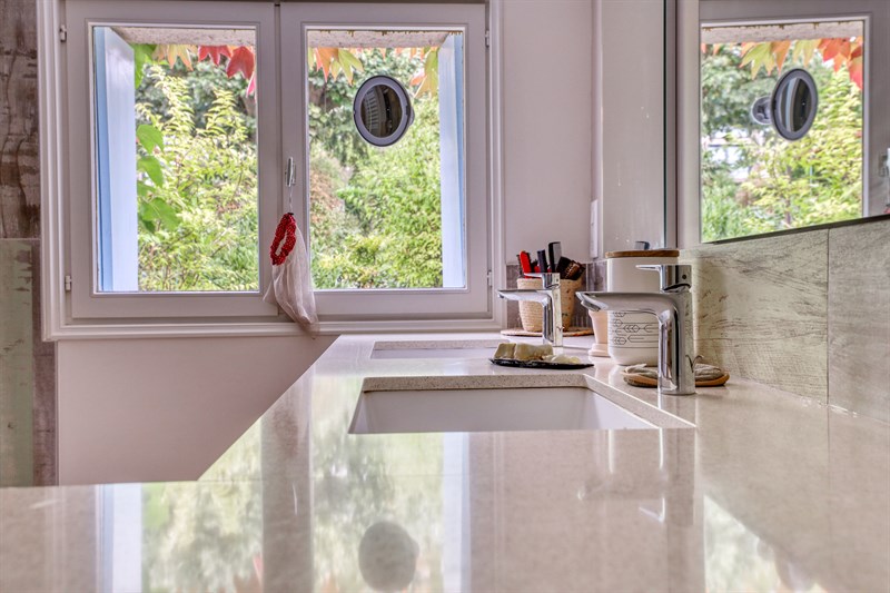 Salle de bain moderne bois et beige à Sache 5