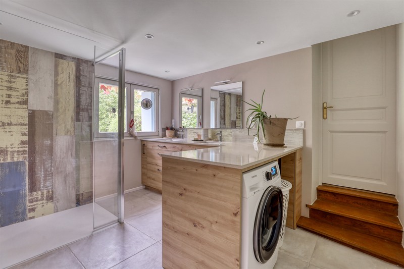 Salle de bain moderne bois et beige à Sache 7