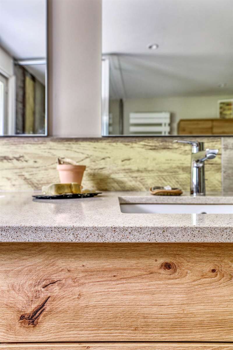 Salle de bain moderne bois et beige à Sache 8