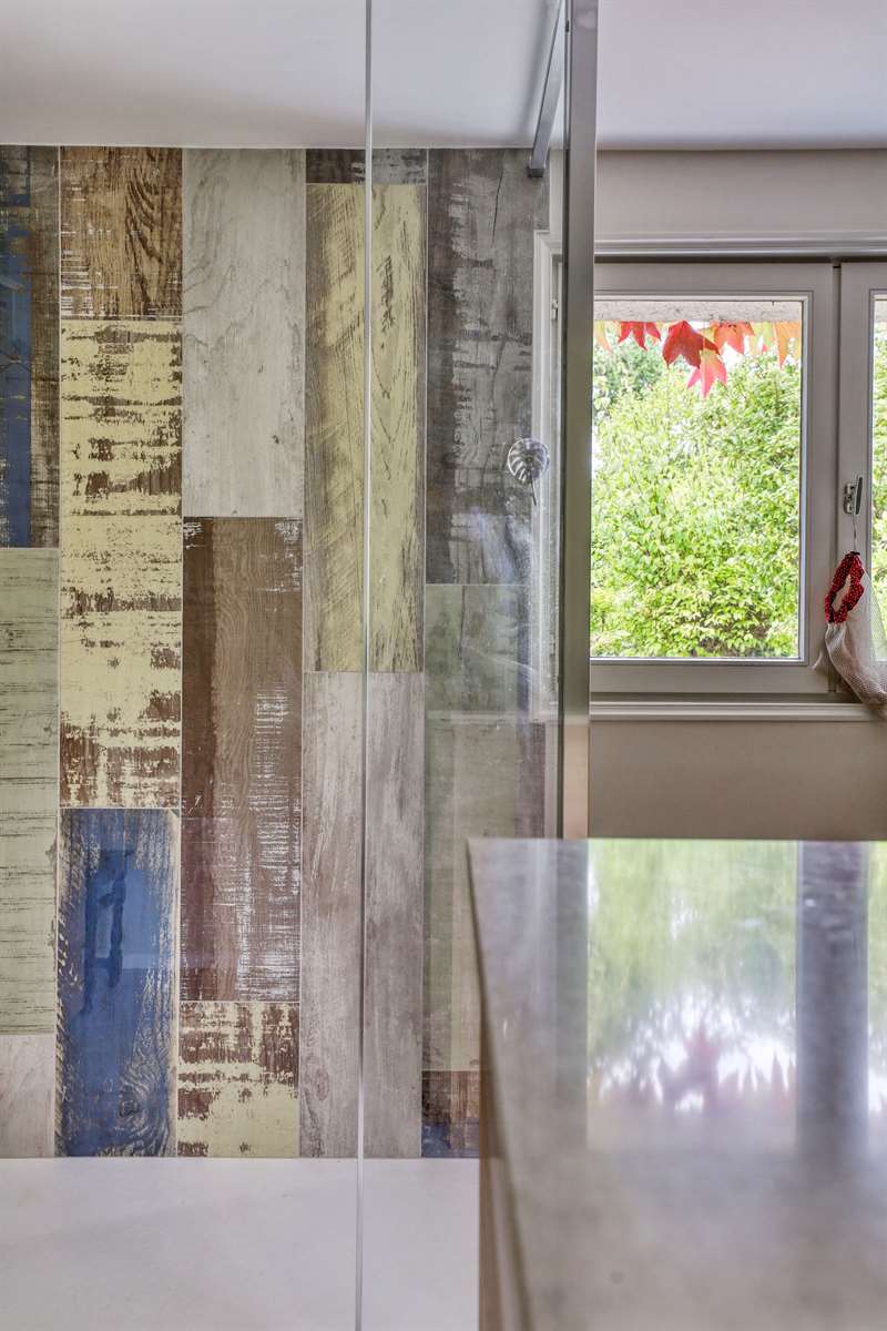 Salle de bain moderne bois et beige à Sache 10