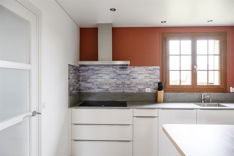 Cuisine contemporaine bois, blanc, gris avec mur couleur saumon à Charge 2