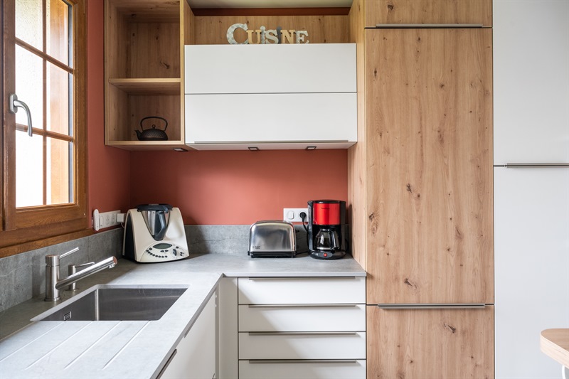 Cuisine contemporaine bois, blanc, gris avec mur couleur saumon à Charge | Raison Home - 5