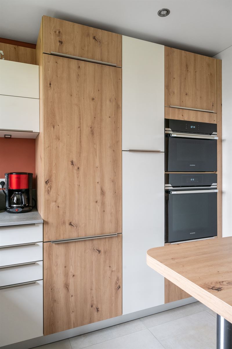 Cuisine contemporaine bois, blanc, gris avec mur couleur saumon à Charge | Raison Home - 8