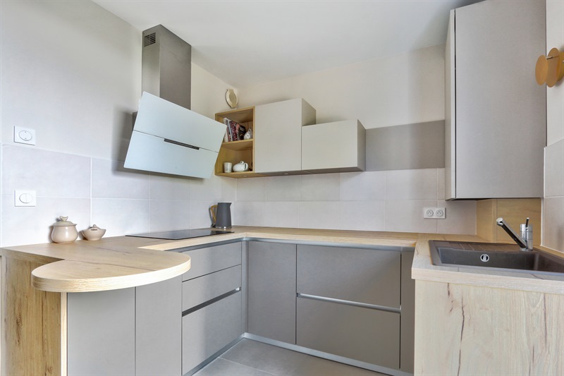 Cuisine fermée de style moderne bois et beige à Tours 1