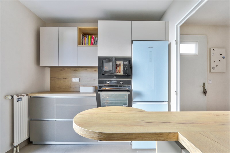 Cuisine fermée de style moderne bois et beige à Tours | Raison Home - 2