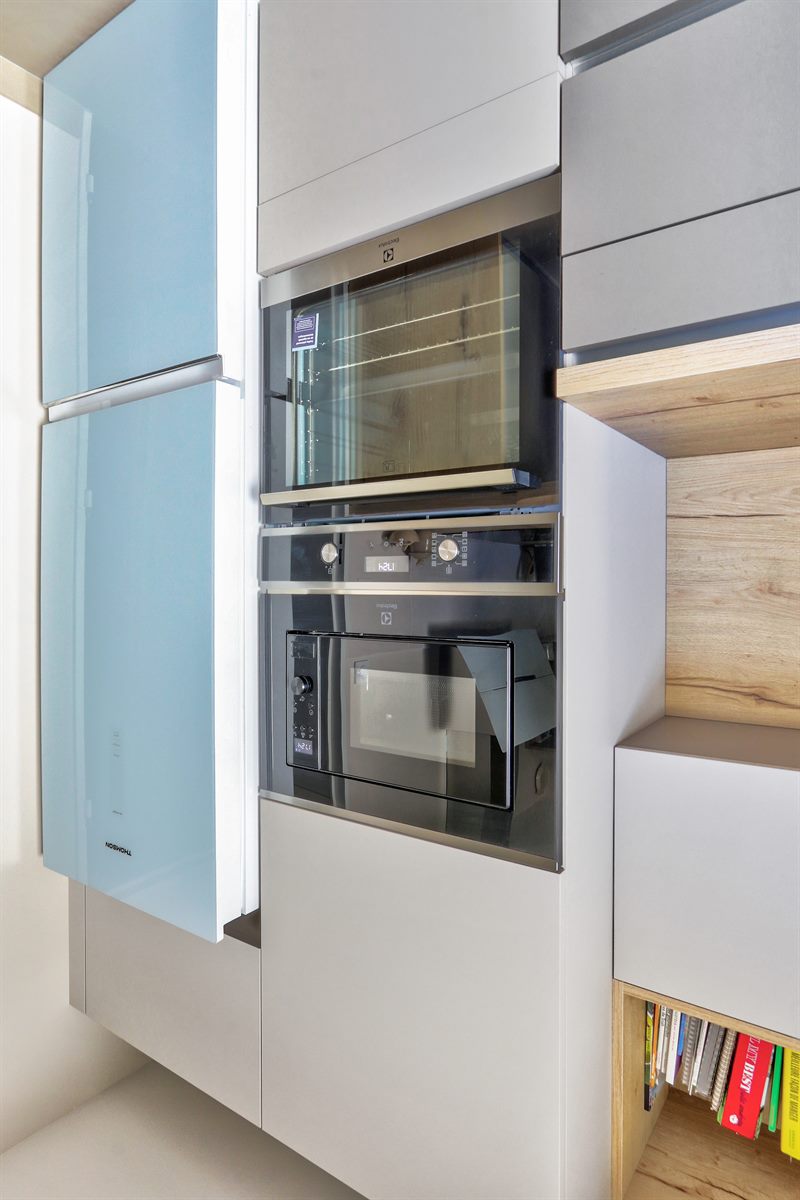 Cuisine fermée de style moderne bois et beige à Tours 5