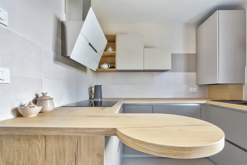 Cuisine fermée de style moderne bois et beige à Tours 8