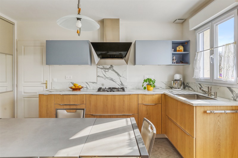 Cuisine fermée de style moderne bois et blanc à Chambray-les-Tours | Raison Home - 5