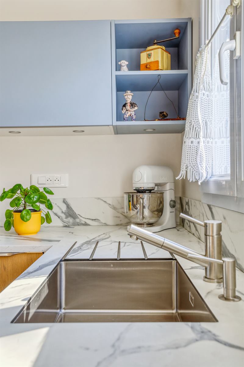 Cuisine fermée de style moderne bois et blanc à Chambray-les-Tours 9