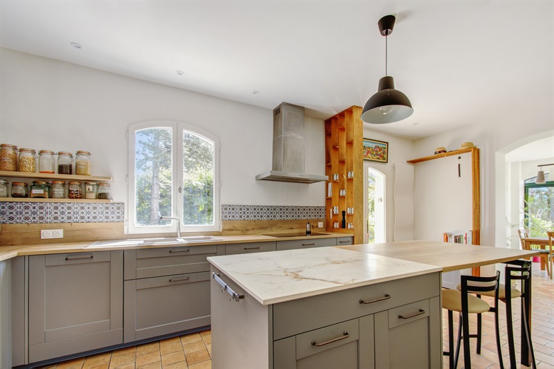 Cuisine cottage grise et bois à Montlouis-sur-Loire | Raison Home - 4