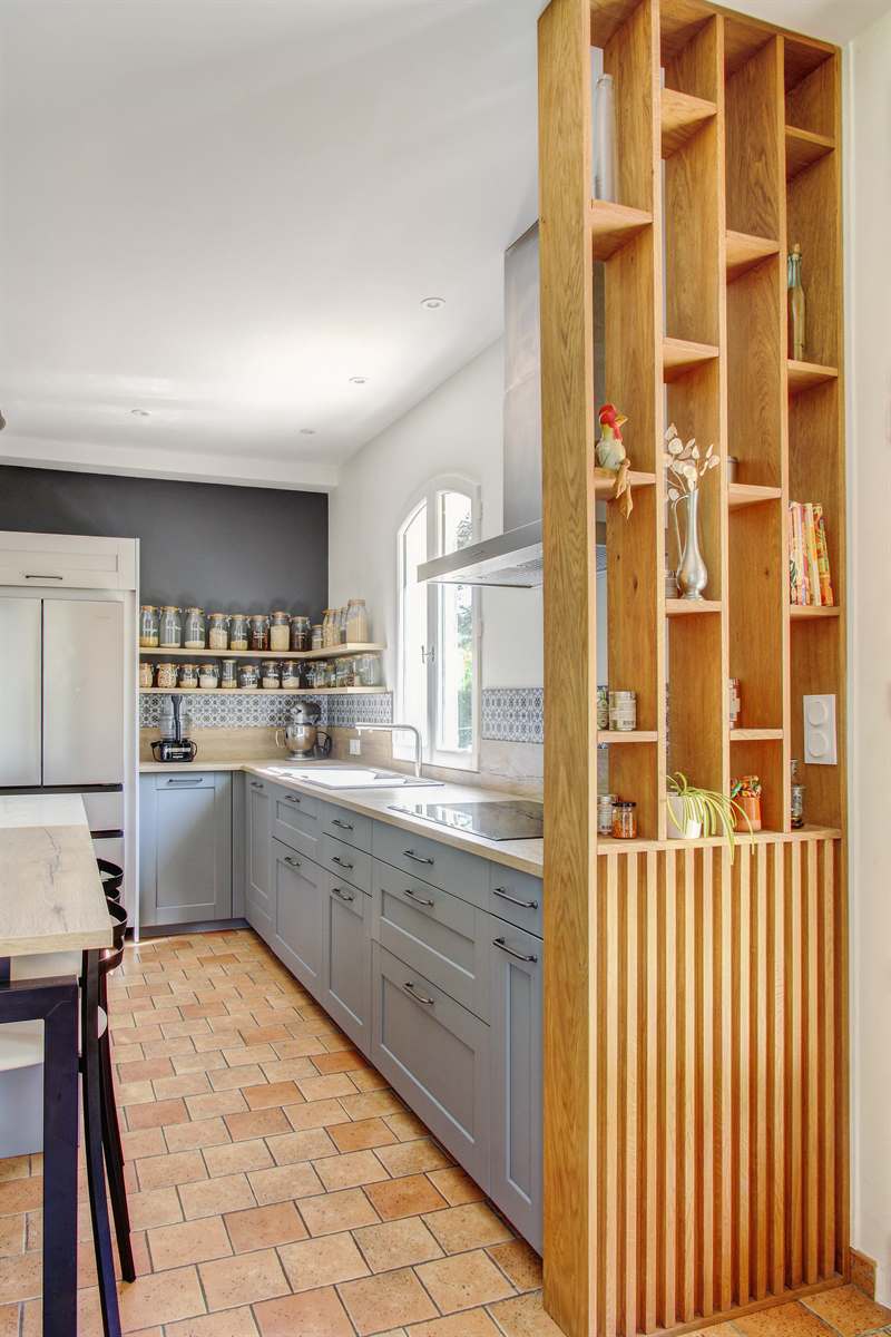 Cuisine cottage grise et bois à Montlouis-sur-Loire | Raison Home - 7