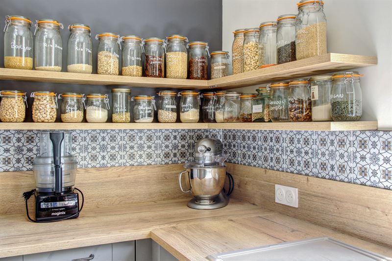 Cuisine cottage grise et bois à Montlouis-sur-Loire | Raison Home - 9