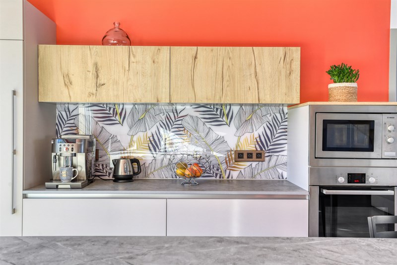 Cuisine ouverte de style moderne bois et beige à Blere | Raison Home - 2