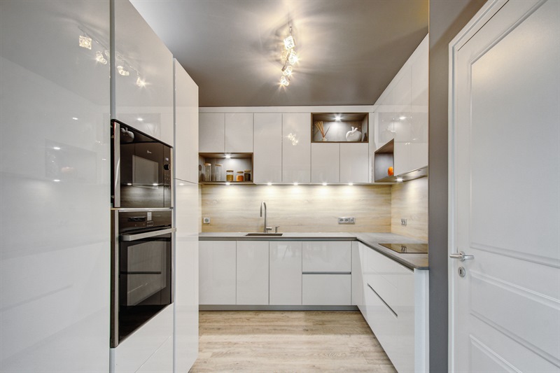 Cuisine fermée de style moderne bois et beige à Pocé-sur-Cisse | Raison Home - 2