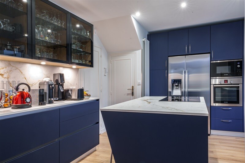 Cuisine fermée de style moderne bleu à St Avertin 2