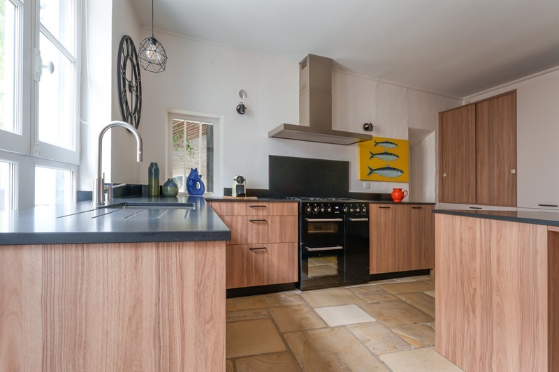 Cuisine de style moderne bois, noir et beige à Vernou-sur-Brenne 1