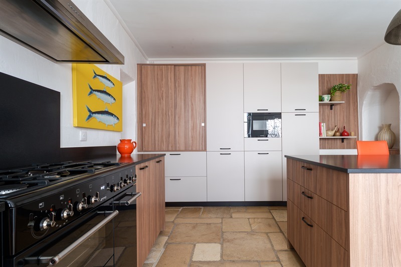 Cuisine de style moderne bois, noir et beige à Vernou-sur-Brenne 2