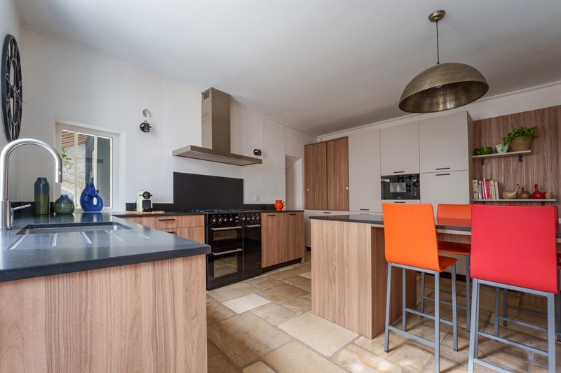 Cuisine de style moderne bois, noir et beige à Vernou-sur-Brenne 3