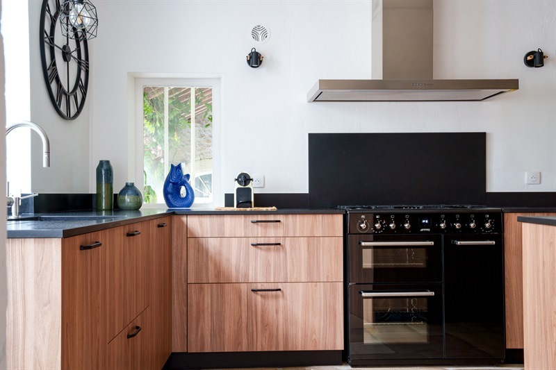 Cuisine de style moderne bois, noir et beige à Vernou-sur-Brenne 4