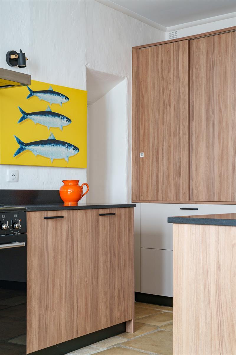 Cuisine de style moderne bois, noir et beige à Vernou-sur-Brenne 5