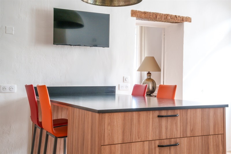 Cuisine de style moderne bois, noir et beige à Vernou-sur-Brenne 7