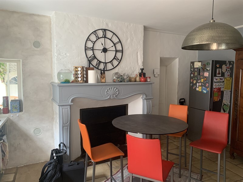 Cuisine de style moderne bois, noir et beige à Vernou-sur-Brenne 8