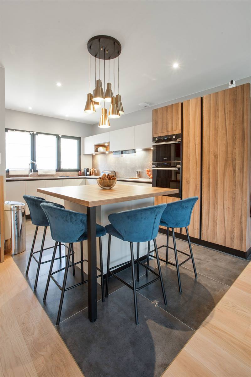 Cuisine en L moderne bois et blanc à Antony | Raison Home - 4