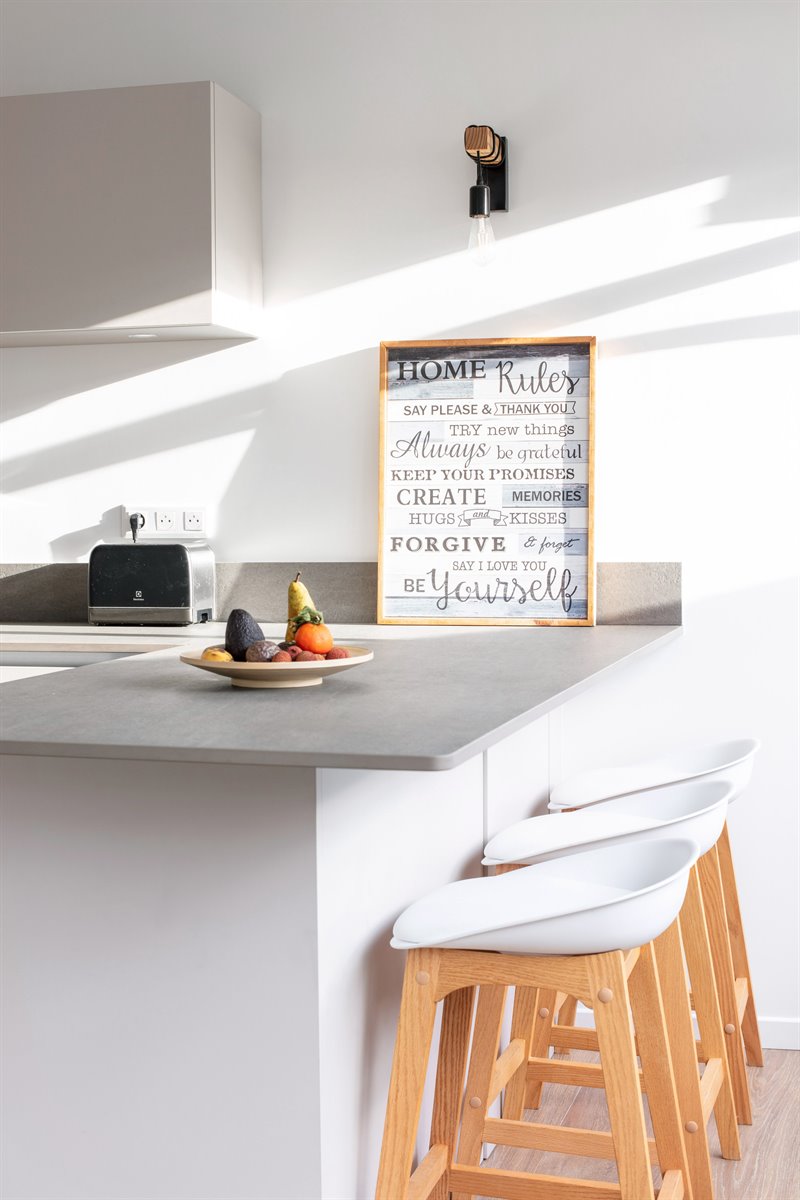 Cuisine ouverte moderne blanc et gris à Louveciennes | Raison Home - 4